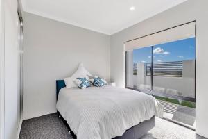 Marina-ocean Front Escape With Breathtaking Views