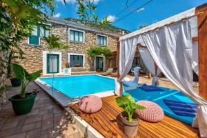 Holiday home in Drivenik 39098