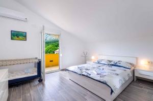 Holiday home in Drivenik 39098