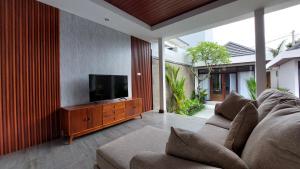 Chic 2BR Cozy & Private Pool at Bareng Villa