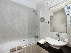 Hotels Kyriad Saumur Hyper Centre Hotel, Appartements, Seminaires et SPA soins Sothys Paris : photos des chambres