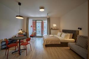 Zene Apartment Vinyl Record Player & Projector