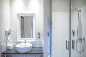 Hotels Hotel Beauvilliers : Chambre Familiale