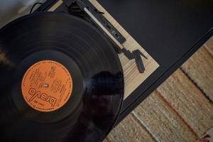 Zene Apartment Vinyl Record Player & Projector