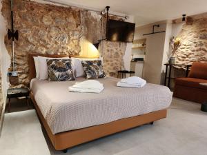 Emerald House Rooftop & Stylish Apartments In Central Athens