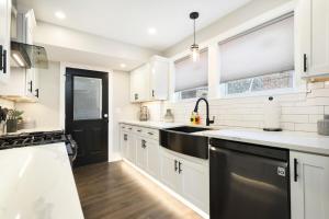 Elegant Home Near PITT, CMU - Sauna & Hot Tub - Park & Walk!