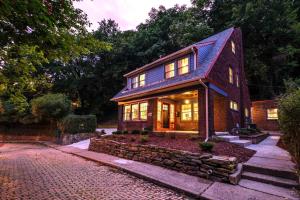 Elegant Home Near PITT, CMU - Sauna & Hot Tub - Park & Walk!