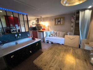 Maisons d'hotes Love-room Discret 40 m2 Bormes les mimosas village avec Terrasse : photos des chambres