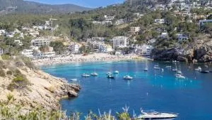 Oceanfront Retreat in Sant Josep de sa Talaia with Shared Pool - 圣何塞德萨塔莱阿