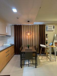 NAIA Terminal 3 Condo Newport with WIFI Netflix Pool