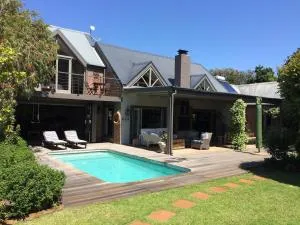 Spacious Villa with pool & solar - Flat Acres