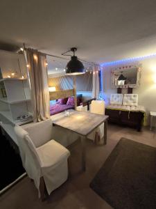 Maisons d'hotes Love-room Discret 40 m2 Bormes les mimosas village avec Terrasse : photos des chambres