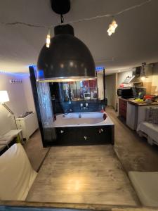 Maisons d'hotes Love-room Discret 40 m2 Bormes les mimosas village avec Terrasse : photos des chambres