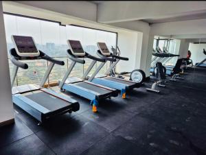 Stylish 2br sunset view pool gym sauna work desk