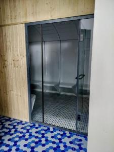 Stylish 2br sunset view pool gym sauna work desk