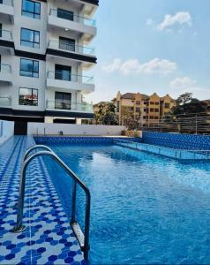 Stylish 2br sunset view pool gym sauna work desk