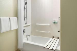 King Room with Sofa Bed and Adapted Tub - Mobility and Hearing Accessible room in Courtyard By Marriott Hartford Windsor Airport