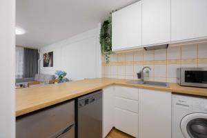Bright Apartment with Air Conditioning in the Capital by Noclegi Renters