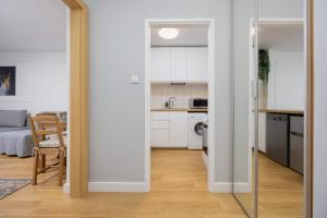 Bright Apartment with Air Conditioning in the Capital by Noclegi Renters