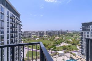 Free housekeeping visits during your stay - StayShort - Chic 1-Bed for 4 in Prime Dubai Hills Location