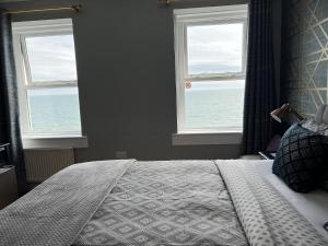 Deluxe Triple Room with Sea View room in Astral Lodge
