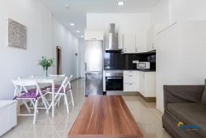 Lenas Modern Apartment