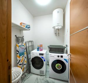 Amazing luxury Maisonette with back patio and free parking