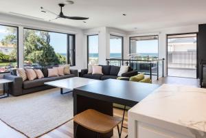Blue Sea - Henley Beach Luxe 4BR - Sea Views - Sun Sand Surf