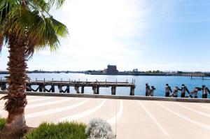 Dolphin Cove - Waterfront, Pool, Gym, Free Parking