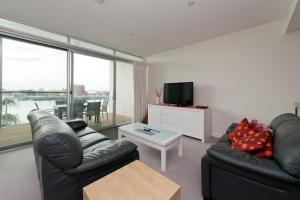 Dolphin Cove - Waterfront, Pool, Gym, Free Parking