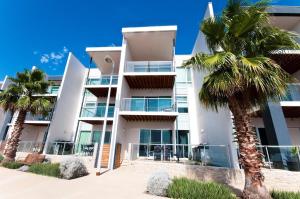 Dolphin Cove - Waterfront, Pool, Gym, Free Parking