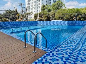 Stylish 2br sunset view pool gym sauna work desk