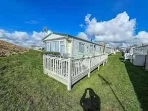 Superb Caravan With Decking And Free Wifi At Naze Marine Park Ref 17236C - 滨海弗林顿