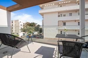 Stunning Modern Estepona Apt walk to beach - RDR464