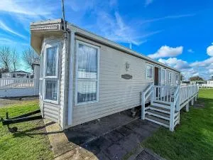 8 Berth Caravan With Decking To Hire At Naze Marine In Essex Ref 17045Nm - 内兹岬附近沃尔顿