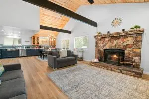Bear Mountain Chalet w views, Hot Tub, and Games! - بيغ بير لاكي