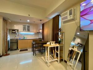 NAIA Terminal 3 Condo Newport with WIFI Netflix Pool