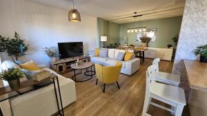 Casa Arenal COMILLAS, grande, céntrico y tranquilo, con jardín y piscina, ideal para familias