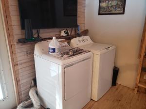 1 private bedroom and 2 loft Cabin in the Country Woods