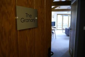 The Granary with hot tub - 2 miles from Skipton