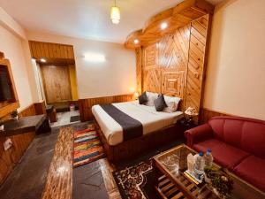 The Hollywood Classic, Manali - A hotel facing towards snow capped mountain & river