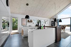 Lovely Holiday Home With Sea View And Activity Room,