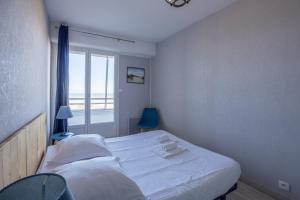 Les Marinas front of the beach