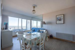 Les Marinas front of the beach