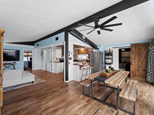 Relaxing modest bungalow- Mins to Beach - Pool - Yard