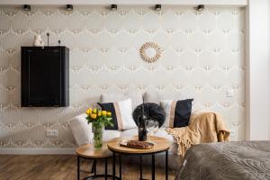 Lovely BOUTIQUE studios 2x1BR nearby Chopin Airport & 15 min to Centre by tram