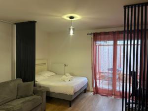 Studio Spacieux 4 Personnes avec Terrasse privée & Bureau - Gare à 4min, Paris en 30min