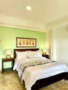 Ellies Hotel