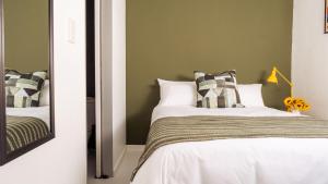 Foools Inn - Trendy Rooms available in the Heart of Sea Point!