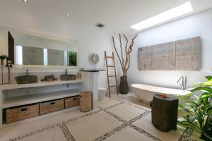 Amazing 4 BR villa with garden, pool in Seminyak